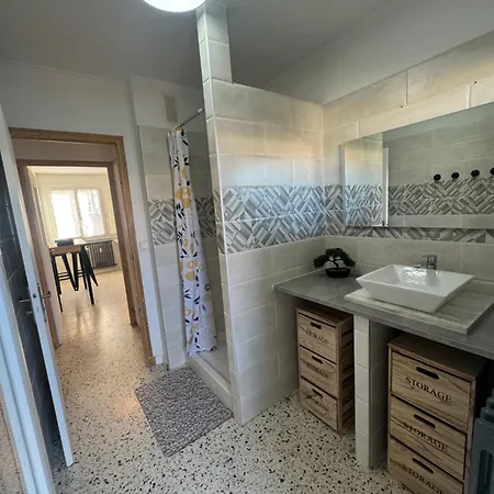 Proche De La Gare Apartman *